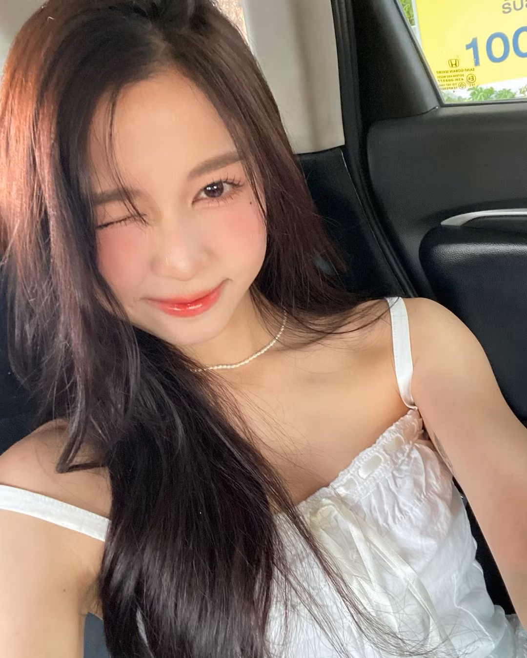 Tại quán, Jing gọi một suất phở thố đá. Các nguyên liệu được sắp xếp riêng biệt, gồm thịt bò tươi, bánh phở và rau thơm. Nước phở đựng trong thố đá nóng hổi.