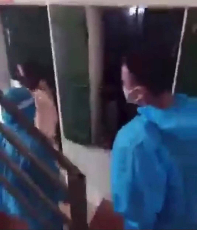 Theo đó, các nhân viên trong đội phòng dịch tới đây tiến hành phun khử khuẩn căn phòng bẩn thỉu.