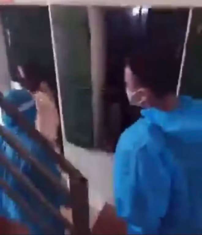 Theo đó, các nhân viên trong đội phòng dịch tới đây tiến hành phun khử khuẩn căn phòng bẩn thỉu.