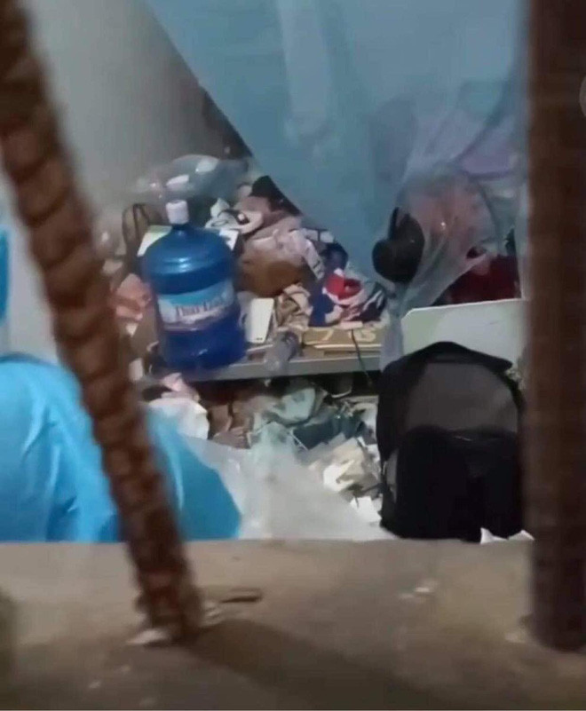 Có vẻ như cô gái không chịu hợp tác, ở lì trong phòng trọ siêu bẩn nên những người bên ngoài phải đập cửa rất mạnh, liên tục gọi.