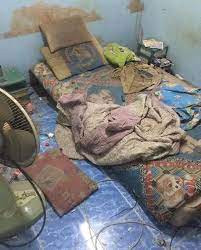 Dưới đoạn clip, cư dân mạng cũng phải "ngao ngán", nhiều bình luận cho rằng việc sinh sống trong môi trường ẩm mốc, bừa bộn rất dễ mắc những căn bệnh về da, đặc biệt là trong thời kì dịch bệnh thì càng nguy hiểm.