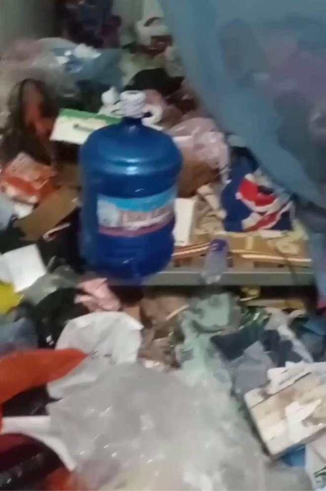 Cụ thể, các nhân viên khử khuẩn phải thốt lên: "Trời ơi, đi ra ngoài sớm đi. Đeo khẩu trang vào đi ra ngoài".