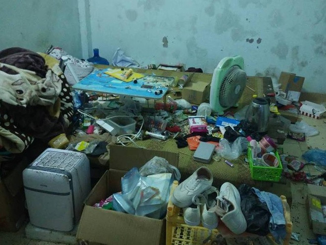 Nhìn từ ngoài vào, có thể thấy căn phòng chỉ có một cửa ra và cửa sổ duy nhất, diện tích không quá 20m2 nên cảm giác khá bí.