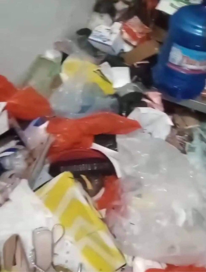 Lúc sau cô nàng mới chịu mở cửa đi ra, ngay khi nhìn thấy căn phòng ngập tràn rác đội phòng dịch đã phải ca thán rằng.