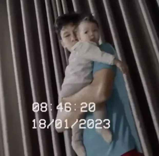 Trên mạng xã hội, liên tục lan truyền những hình ảnh chàng trai của đội tuyển Việt Nam đoàn tụ bên người thân. Nổi bật trong số đó là ông bố trẻ Quế Ngọc Hải.