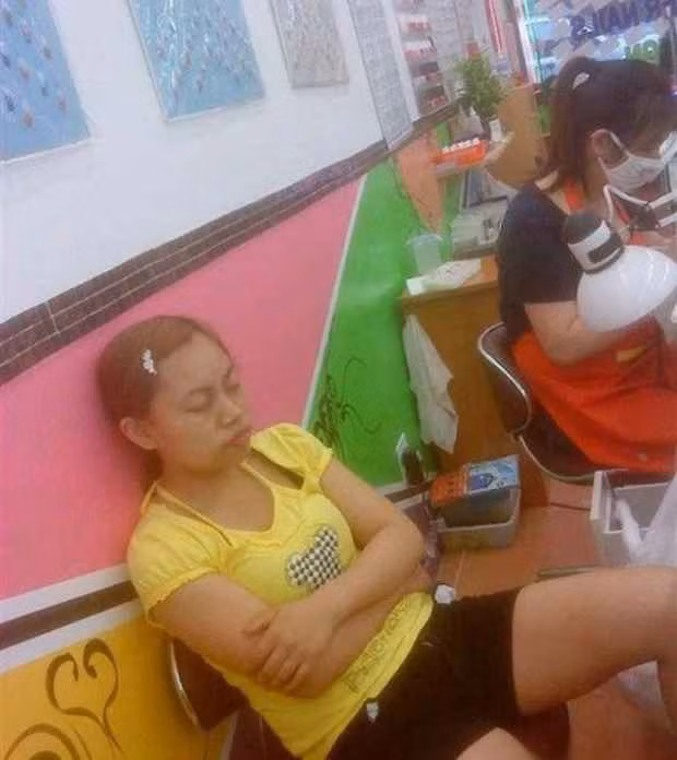 Trải qua một thời gian tiết kiệm nỗ lực trên đất Mỹ, Phượng Tỷ đã có thẻ xanh, mở một tiệm làm móng riêng, cuộc sống ổn định hơn.