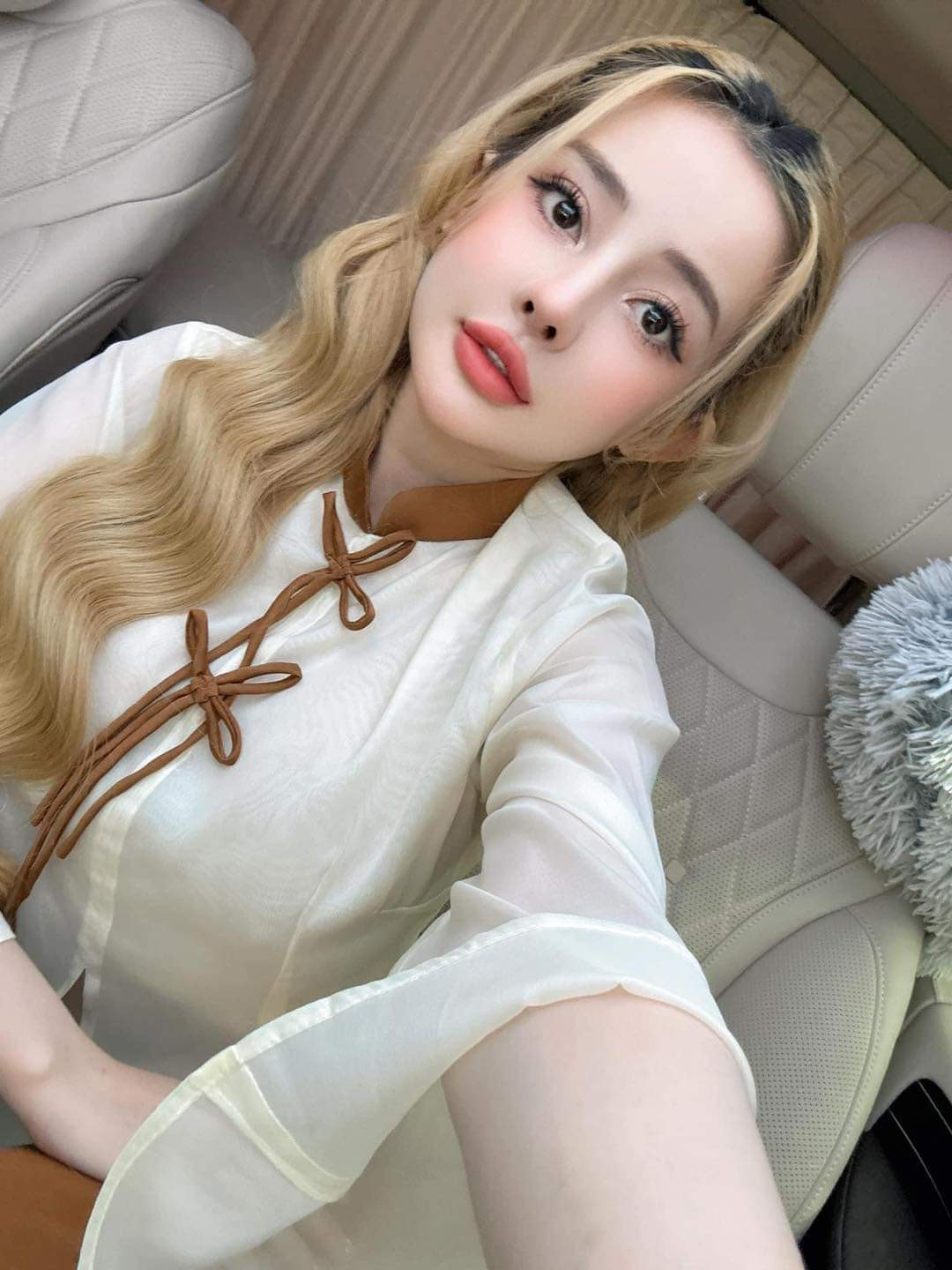 Ngân 98 tên thật là Võ Thị Ngọc Ngân, sinh năm 1998 tại Bình Định, được biết đến với sắc vóc nóng bỏng sau nhiều lần “dao kéo”.