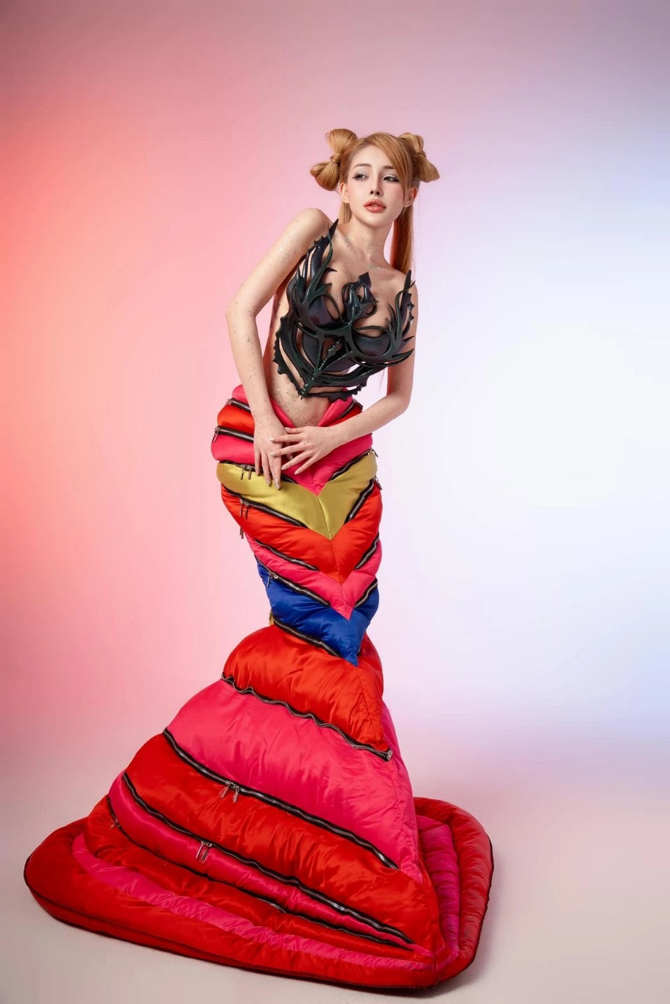 Bộ trang phục của Ngân 98 bao gồm phần thân trên thiết kế dạng khung, mô phỏng những chi tiết tự nhiên đầy phá cách. Các chi tiết tối màu được sắp xếp tinh tế, ôm sát cơ thể, làm nổi bật vòng một căng tràn của nữ DJ.