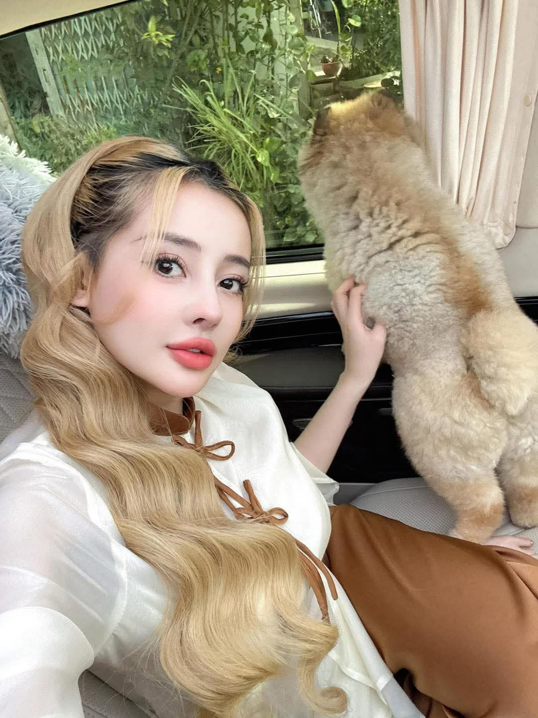 Ngân 98 thường lựa chọn phong cách thời trang cắt xẻ táo bạo để tôn lên đường cong cơ thể, dù không ít lần gây tranh cãi về trang phục lẫn những phát ngôn thẳng thắn của mình.