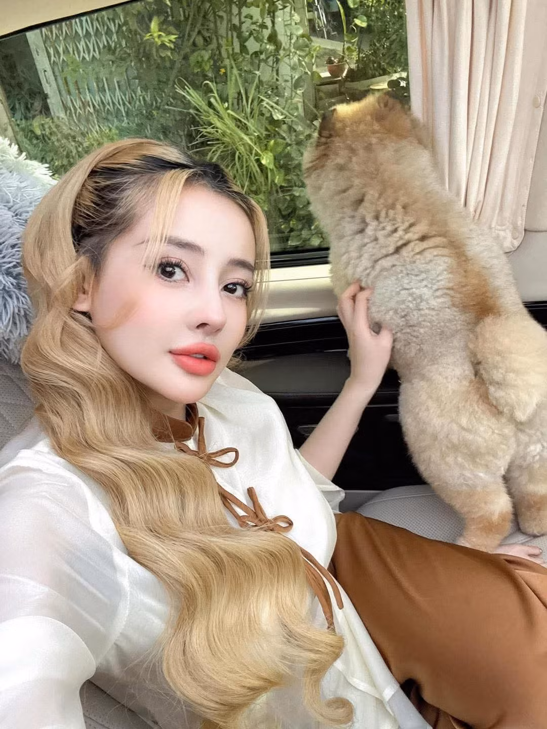 Ngân 98 thường lựa chọn phong cách thời trang cắt xẻ táo bạo để tôn lên đường cong cơ thể, dù không ít lần gây tranh cãi về trang phục lẫn những phát ngôn thẳng thắn của mình.