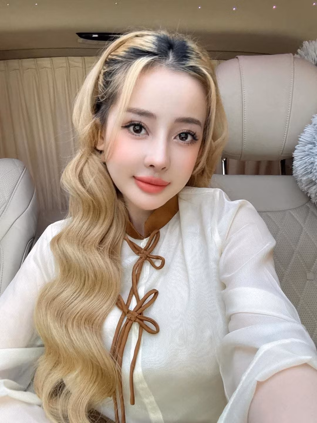 Trước đó, Ngân 98 từng sang Hàn Quốc để sửa nhiều bộ phận trên gương mặt như mũi, môi, cằm và gò má, với chi phí lên đến hàng trăm triệu đồng.