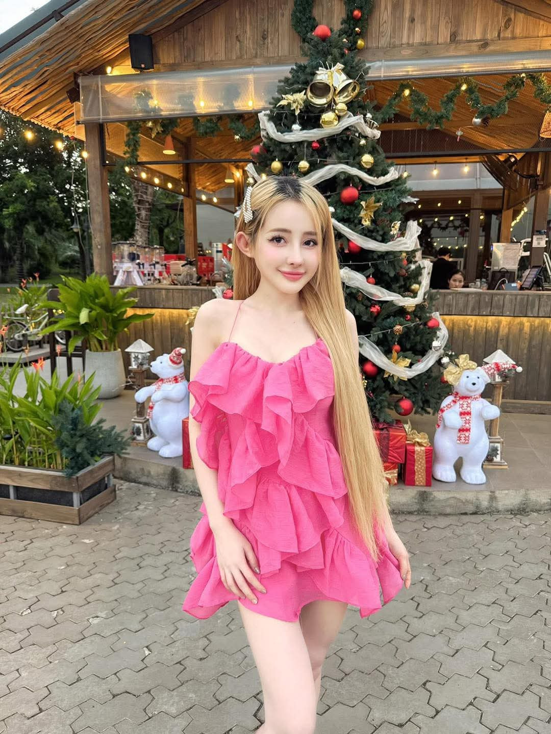 Không chỉ gây chú ý bởi thời trang, cách đây không lâu, Ngân 98 còn chia sẻ hình ảnh sau ca phẫu thuật thẩm mỹ mũi lần thứ 11, với chi phí hơn 200 triệu đồng.