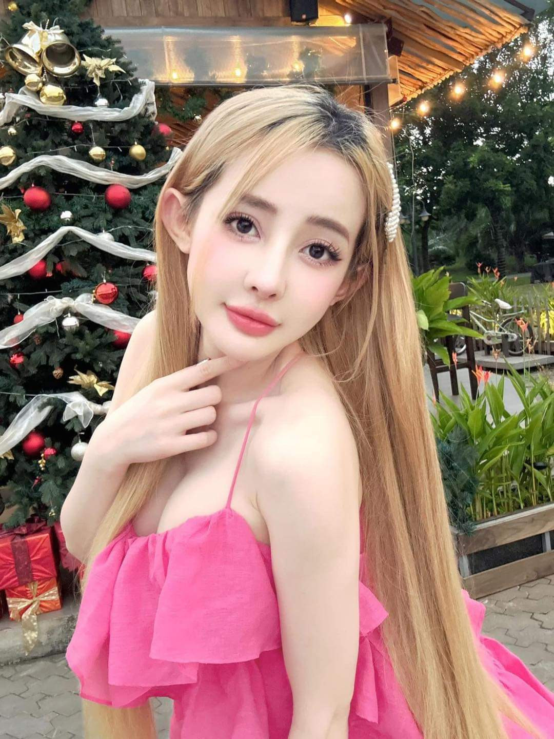 Sự táo bạo trong thiết kế phần thân trên để lộ vòng một lấp ló, càng làm tăng độ gợi cảm giúp Ngân 98 thu hút nhiều sự chú ý.