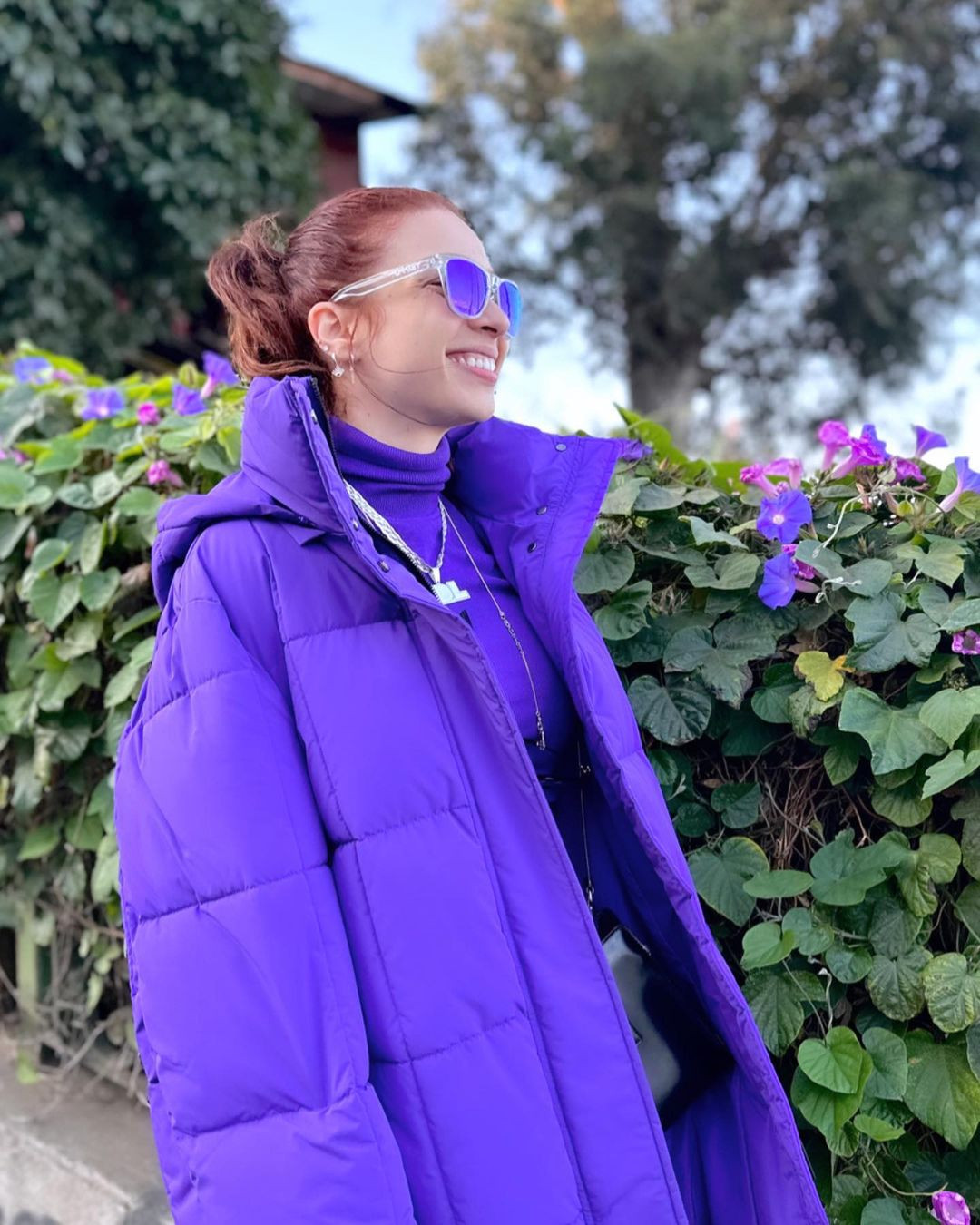 Cùng với những bước nhảy của mình, Ferreira cũng được chú ý trên mạng vì trang phục trong lớp bao gồm áo crop top hoặc váy ngắn và cắt thấp.