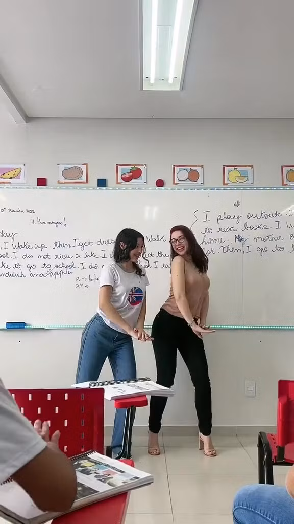 Tôi biết các sinh viên nhỏ tuổi khó tập trung vào việc giảng dạy hơn là mạng xã hội và công nghệ như thế nào. Tôi có thể tận dụng sự quan tâm của họ và đưa họ đến gần hơn với việc giảng dạy.” - Cibelly Ferreira nói thêm.