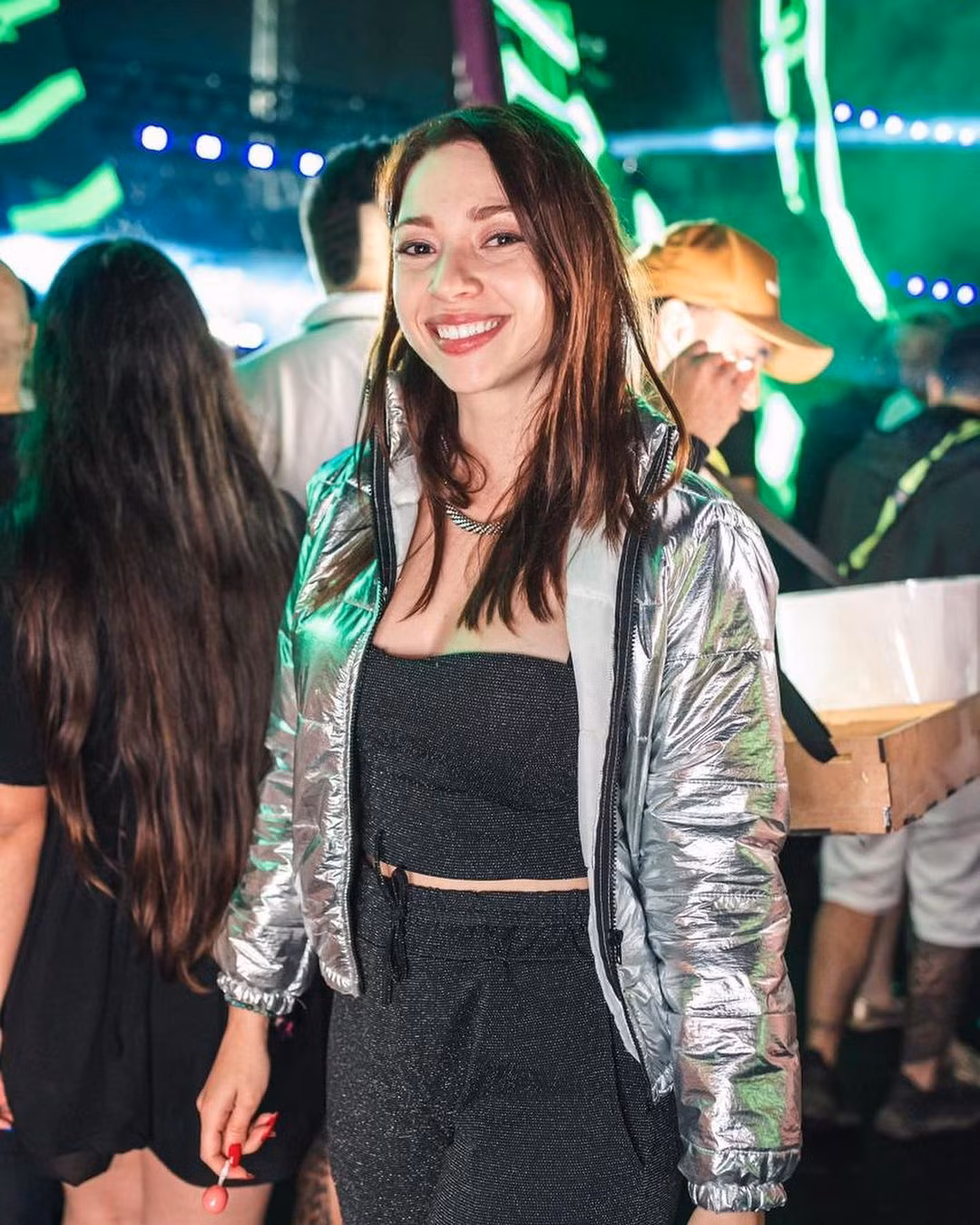 Ferreira được cho là có bằng sinh học tại Đại học Liên bang Lavras ở Brazil và đã giành được giải thưởng về toán học. Nhưng nhiều người theo dõi cô hiện đang gợi ý rằng cô nên từ bỏ sự nổi tiếng trực tuyến của mình và trở thành người có ảnh hưởng toàn thời gian.