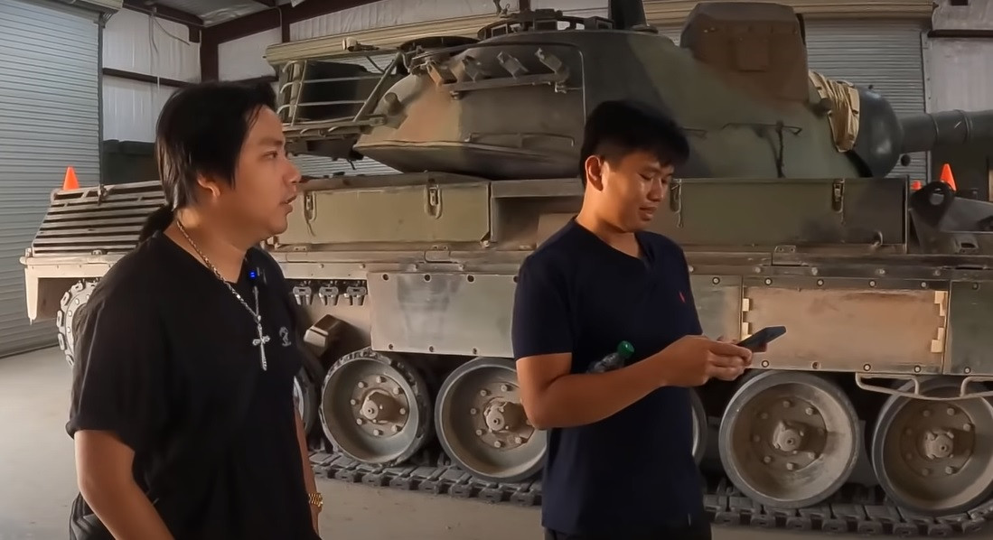 Còn mình gắn kết với các bạn, mình hay hỏi mọi người thích review nước nào, quán xá nào,... thì mình review cho các bạn xem. Mình không bao giờ thu tiền của ai hết. Nên bây giờ mình quay lại việc review đơn thuần như trước. Dù có view nhiều hay view ít thì mình cũng vẫn theo đuổi niềm đam mê của mình. Mình sẽ không để ai lợi dụng nữa các bạn ạ". Khoa Pug nói thêm.