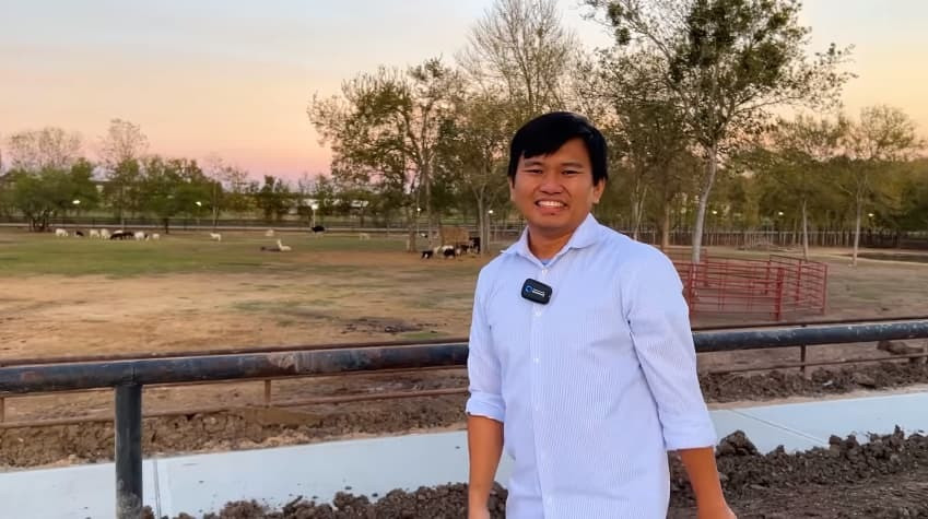 Cụ thể, Khoa Pug từng chia sẻ: "Nhiều người nói Khoa Pug không hợp tác cùng với ai nữa vì chảnh. Nhưng thực sự khi mình đi review những chỗ mới, những vùng đất mới thì có nhiều Youtuber khác họ muốn kết nối với mình. Mà ai hợp tác với mình cũng nổi tiếng, một người bình thường mình cũng giúp họ nổi tiếng được. Đó là lý do rất nhiều người đến với mình...