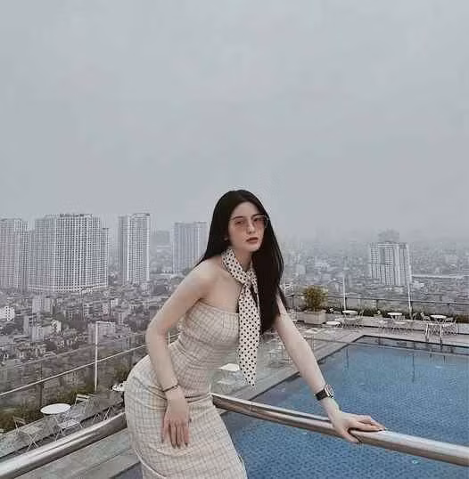 Trước đó, trong đám cưới của Hà Đức Chinh, Quang Hải và bạn gái tin đồn Chu Thanh Huyền cũng đến dự.