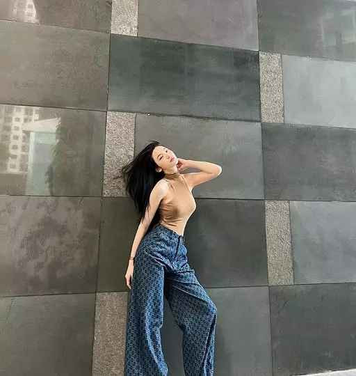 Chu Thanh Huyền sở hữu gương mặt xinh như búp bê, làn da trắng ngần cùng số đo 3 vòng cực chuẩn.