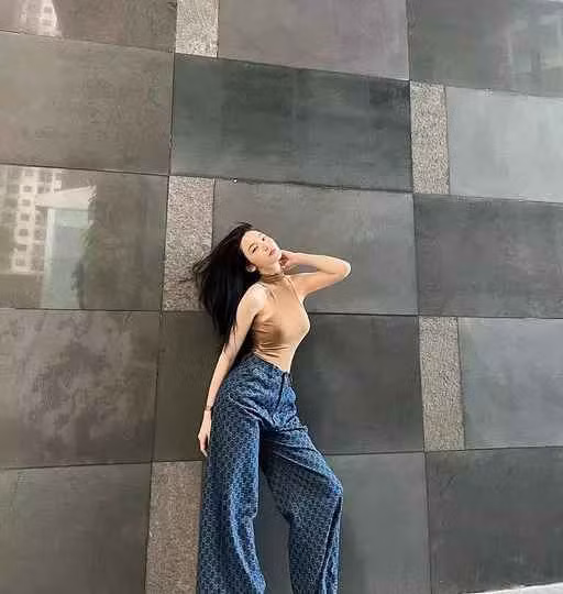 Chu Thanh Huyền sở hữu gương mặt xinh như búp bê, làn da trắng ngần cùng số đo 3 vòng cực chuẩn.