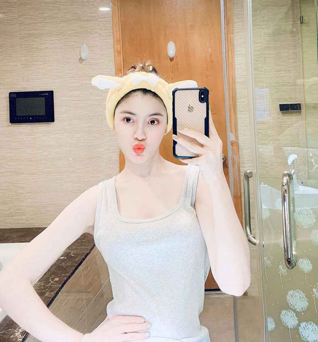 Ngoài ra, Thanh Huyền cũng thích những mốt quen thuộc như quần jeans, áo tanktop ôm cơ thể.