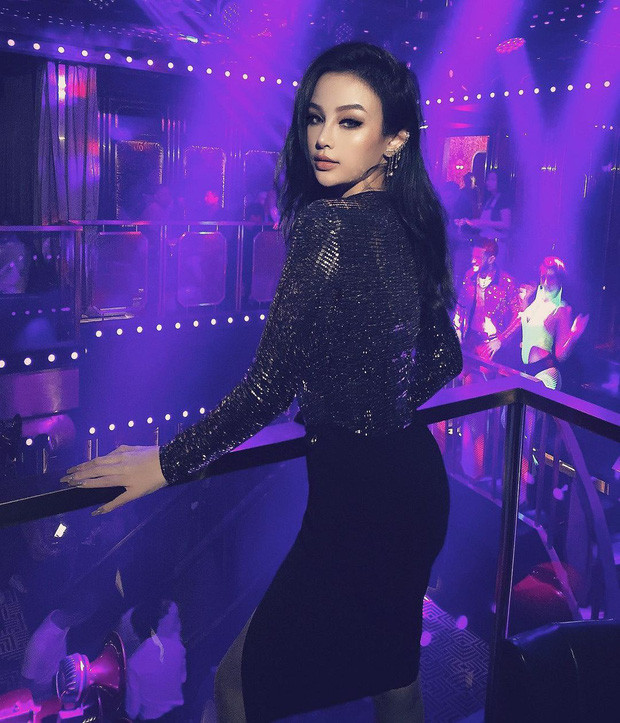 Muốn xem qua outfit đi bar sao cho bắt mắt, ghé ngay tường nhà Huyền Baby. Cựu hot girl này đăng những tấm ảnh đi "dẩy đầm" khiến ai cũng phải khen hết lời.