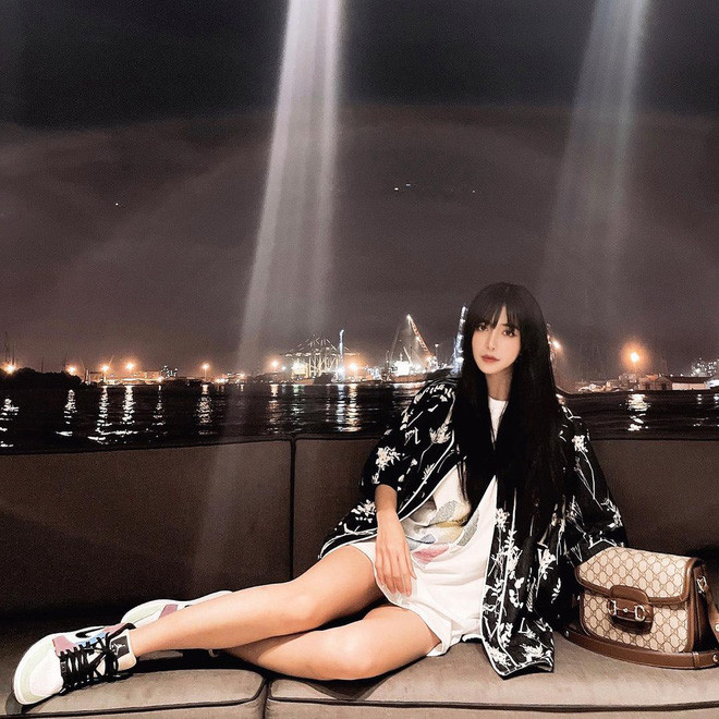 Không quyến rũ như các chị, mỗi lần đi đua đưa Trang Anna lại diện lên trên người những bộ cánh cực chất.