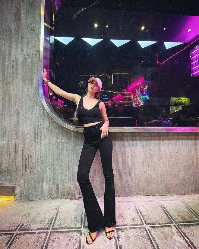 Huyền Lizzie cũng là một trong những gái xinh lên đồ cực chất trong những màn đu đưa bar sàn.