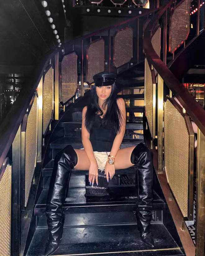 Phong cách đi chill của hot girl Meo Meo siêu đơn giản. Không cần màu mè dài dòng chi cho mệt, cứ đồ hiệu dát khắp người, chặt chém hết cỡ là được.