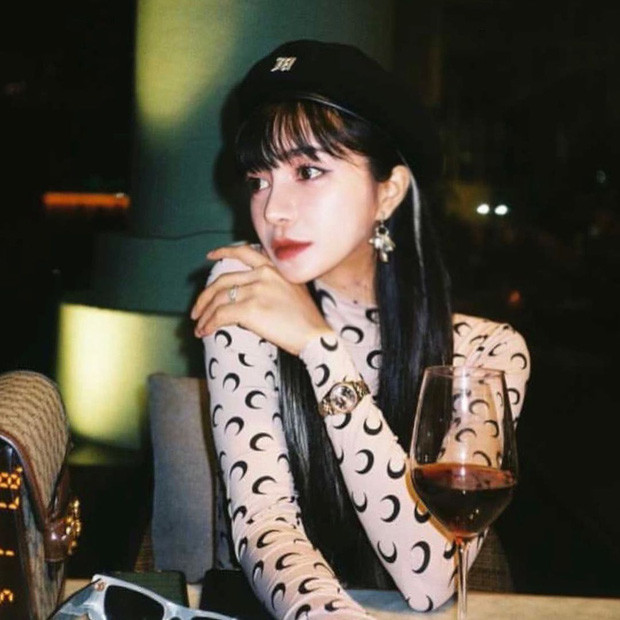 Dàn gái xinh lên đồ đi quẩy ở bar không thể thiếu được Trang Anna. Cô nàng cũng là một trong những tín đồ của lối sống xuyên đêm với những tấm ảnh check in trong ánh đèn mờ ảo chill vô cùng.