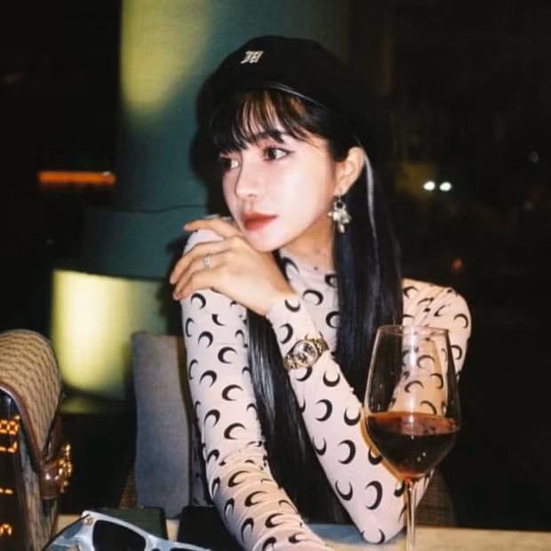 Dàn gái xinh lên đồ đi quẩy ở bar không thể thiếu được Trang Anna. Cô nàng cũng là một trong những tín đồ của lối sống xuyên đêm với những tấm ảnh check in trong ánh đèn mờ ảo chill vô cùng.