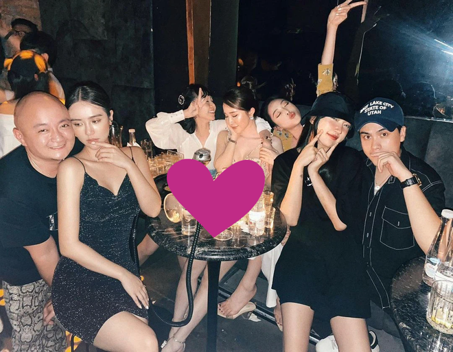 Nhìn ảnh tụ tập của Huyền Lizzie mà netizen đã thấy nóng hừng hực không khí quẩy tưng bừng.