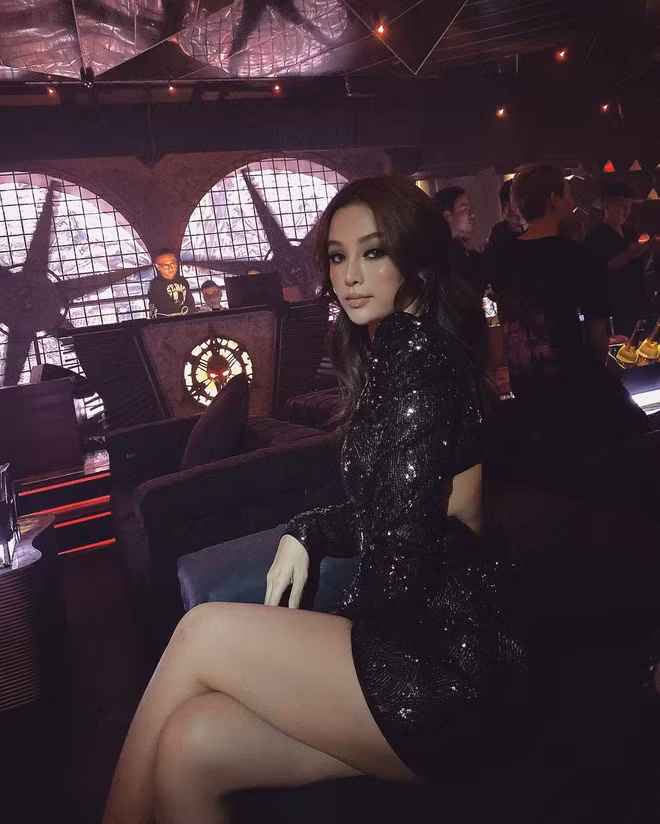 Rõ ràng đã làm mẹ rồi mà Huyền Baby vẫn cực kỳ chất lượng trong những bộ đồ quẩy.