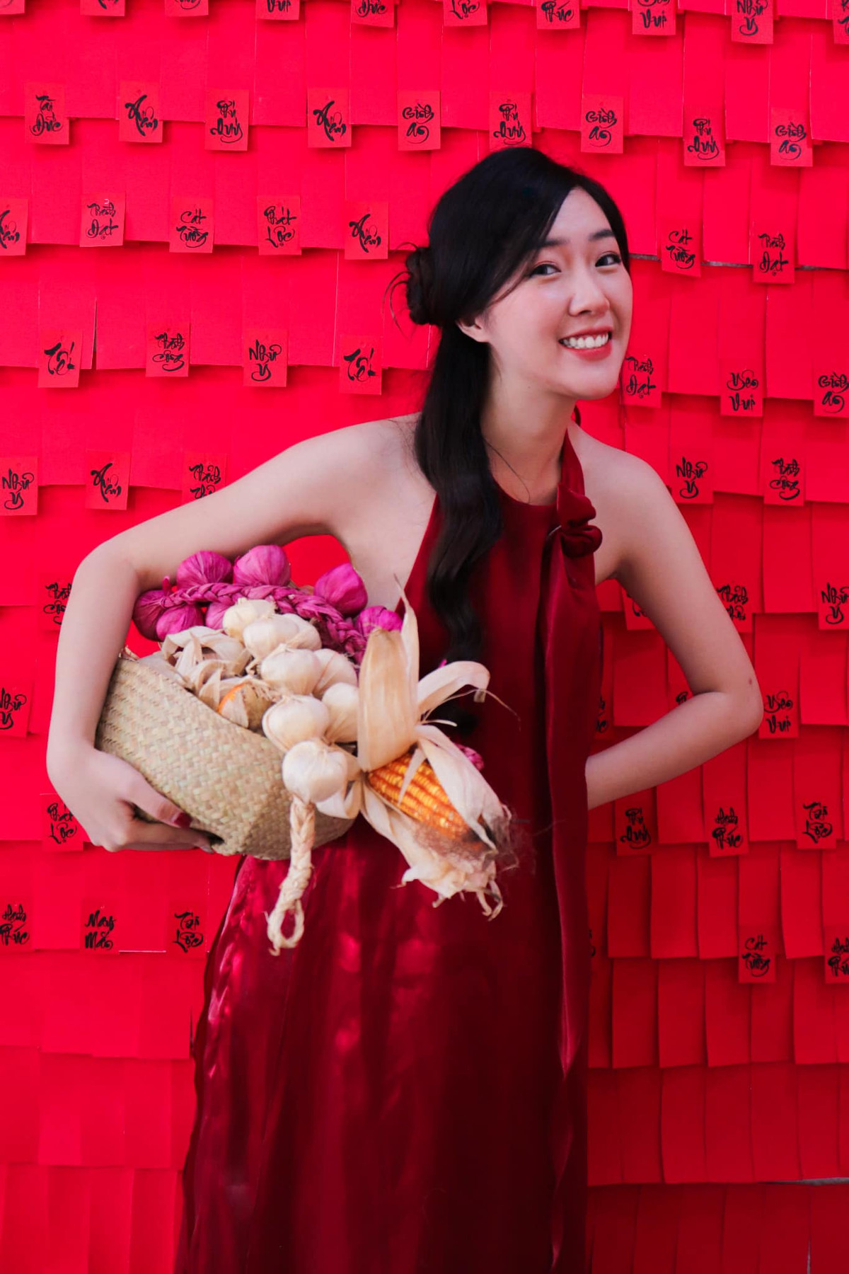 Không chỉ sở hữu ngoại hình xinh đẹp, khả năng ngoại ngữ tốt, Thương Huyền còn gây chú ý với loạt thành tích ấn tượng như "Nữ sinh tiêu biểu năm 2017", học bổng Odon Vallet cho thành tích học tập xuất sắc, quý quân cuộc thi MCA Sincere Star 2020...