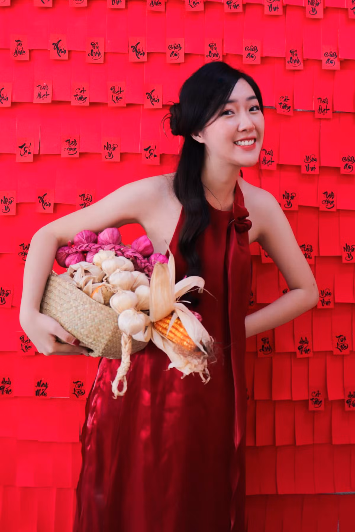 Không chỉ sở hữu ngoại hình xinh đẹp, khả năng ngoại ngữ tốt, Thương Huyền còn gây chú ý với loạt thành tích ấn tượng như "Nữ sinh tiêu biểu năm 2017", học bổng Odon Vallet cho thành tích học tập xuất sắc, quý quân cuộc thi MCA Sincere Star 2020...