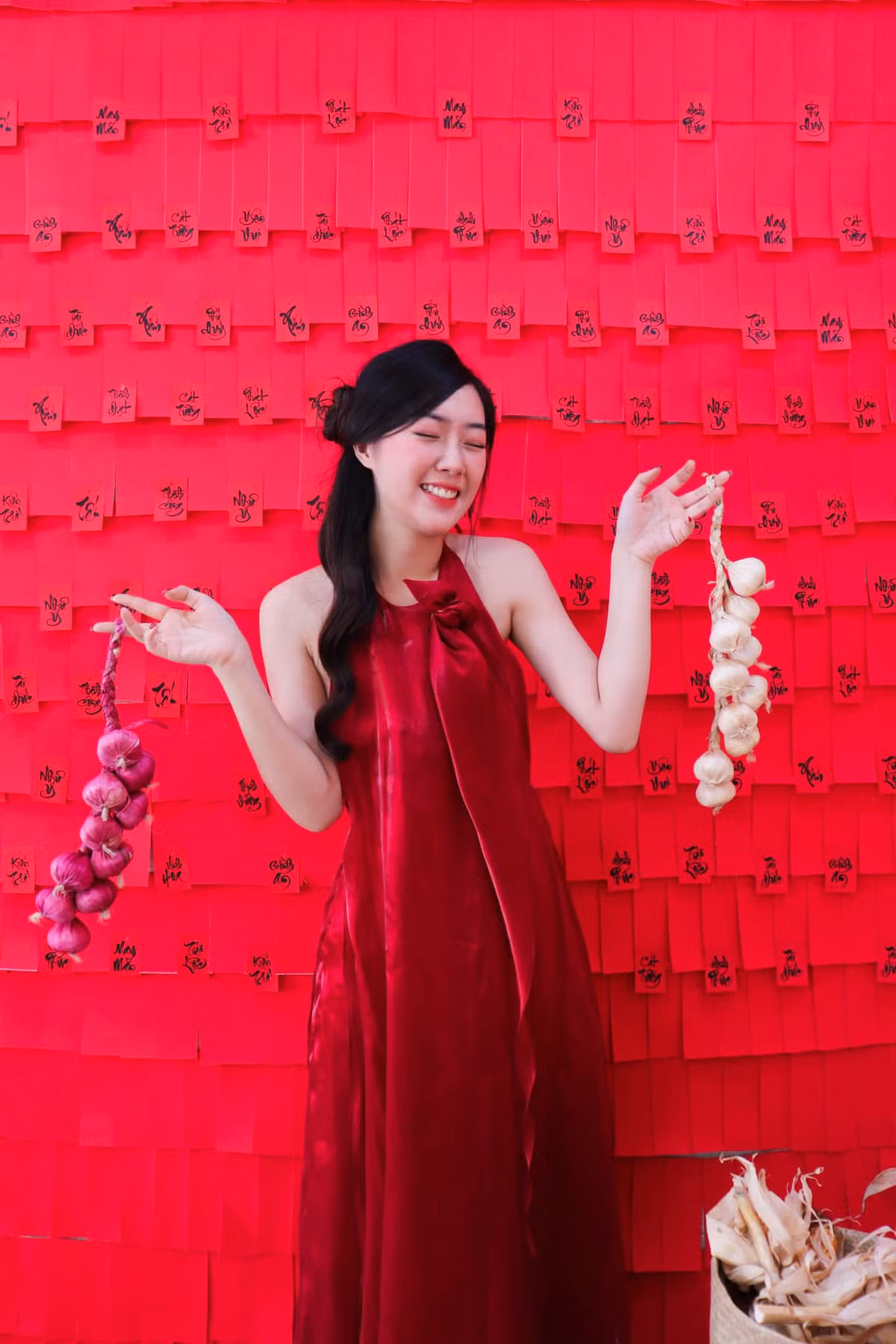 Năm 16 tuổi, vì đam mê tiếng Anh, Thương Huyền quyết định gia nhập một cộng đồng học thuật, từ đây dần dần nuôi ước mơ trở thành người dẫn chương trình.