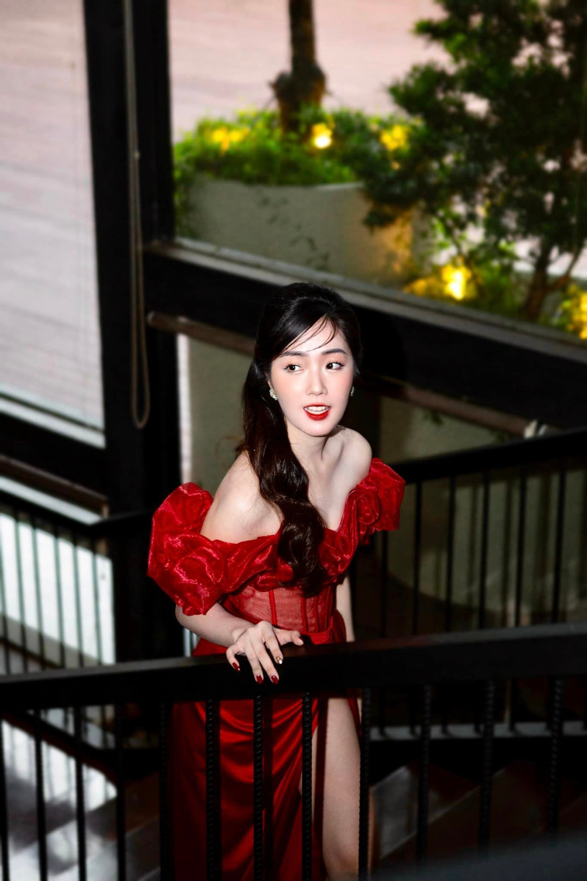 Nhưng chắc do tôi là tuổi con Rồng nên cũng thích bay nhảy và nghĩ lớn. Mọi người càng cho rằng tôi mơ mộng, không thực tế, tôi càng cố gắng làm việc chăm chỉ để chứng minh cho bằng được". Nữ MC song ngữ cho biết.