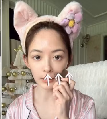 Trong khoảnh khắc không phấn son, cô Wang Jingrong cũng không hề thua kém con gái.