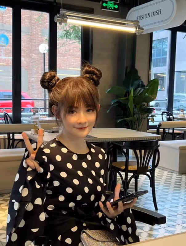 Chụp ảnh cùng con gái, cô Wang Jingrong "gây lú" mạng xã hội vì nhìn vào khó phân biệt được đâu là mẹ, đâu là con.