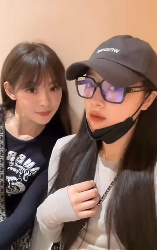 Wang Jingrong (trái) nhận được sự quan tâm lớn từ cộng đồng mạng nhờ ngoại hình trẻ trung, trông như tuổi đôi mươi cùng vóc dáng nhỏ nhắn.