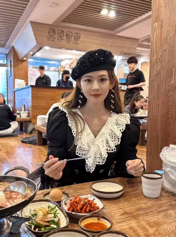 Thậm chí, cô con gái tên Chenzi của Wang Jingrong dường như cũng phải chào thua mẹ mình trong khoản nhan sắc.