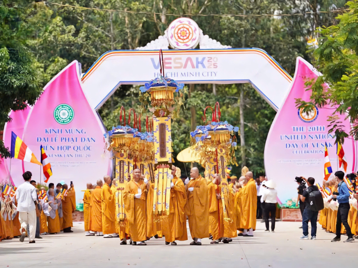 Ban tổ chức Đại lễ Phật đản Vesak Liên hợp quốc 2025 thông tin Vesak năm nay có hơn 2.700 đại biểu tham dự, trong đó có khoảng 1.300 đại biểu quốc tế đến từ 85 quốc gia và vùng lãnh thổ trên thế giới. 