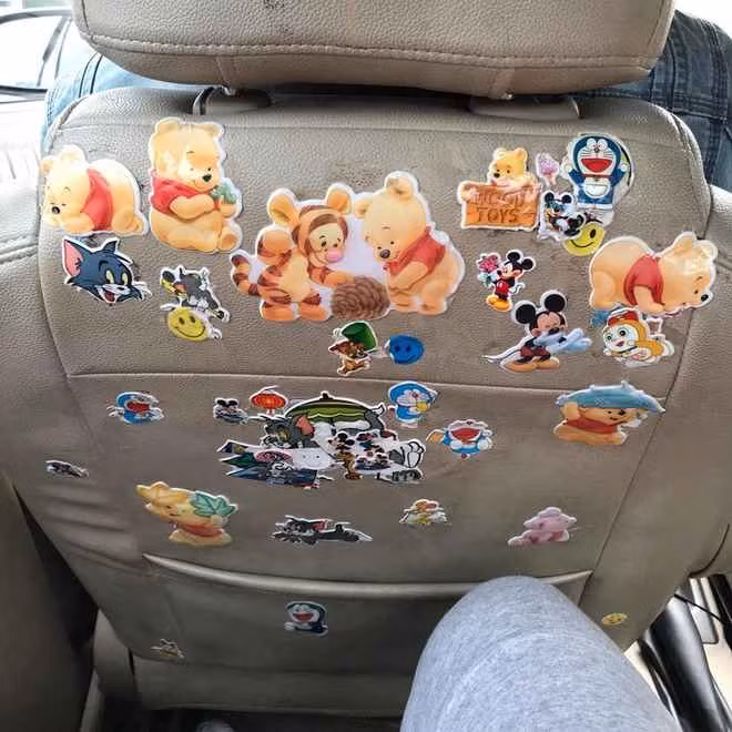 Chiếc ghế trên ô tô từng rất nổi tiếng khi bị dán đầy sticker.