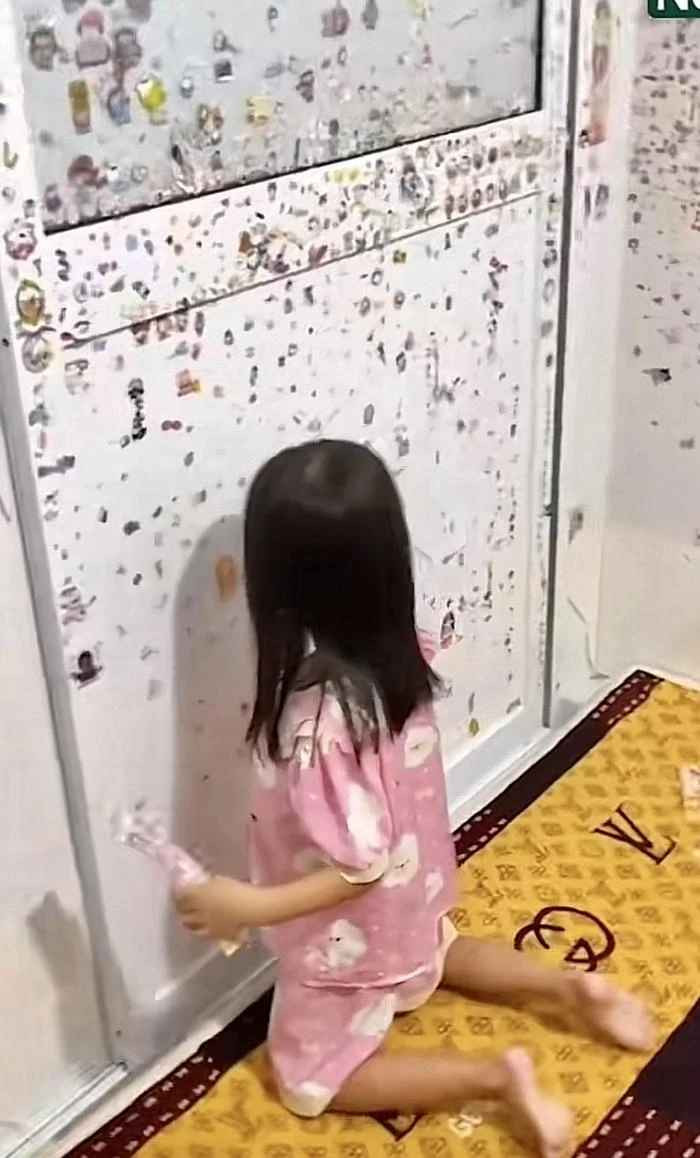 Cách giải quyết bằng lý thuyết của người mẹ nghe có vẻ thuyết phục thế nhưng khi thực hành thì “ối giời ôi”. Không những con gái không bỏ được điện thoại mà người mẹ còn rước thêm cục tức vào người khi nhìn thấy "thảm hoạ" trong căn phòng thân thương.