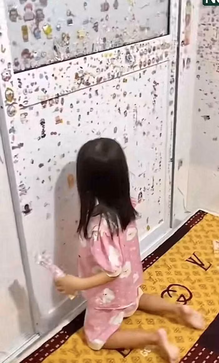 Cách giải quyết bằng lý thuyết của người mẹ nghe có vẻ thuyết phục thế nhưng khi thực hành thì “ối giời ôi”. Không những con gái không bỏ được điện thoại mà người mẹ còn rước thêm cục tức vào người khi nhìn thấy "thảm hoạ" trong căn phòng thân thương.