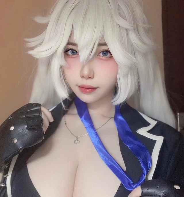 Dù mới “tập tành” cosplay không lâu, song nhờ lợi thế của gương mặt ngây thơ, trong sáng, vòng 1 bốc lửa cùng làn da trắng mịn màng đã giúp cô nàng này đốn tim hàng vạn game thủ trong nháy mắt.