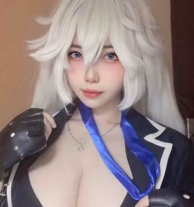Dù mới “tập tành” cosplay không lâu, song nhờ lợi thế của gương mặt ngây thơ, trong sáng, vòng 1 bốc lửa cùng làn da trắng mịn màng đã giúp cô nàng này đốn tim hàng vạn game thủ trong nháy mắt.