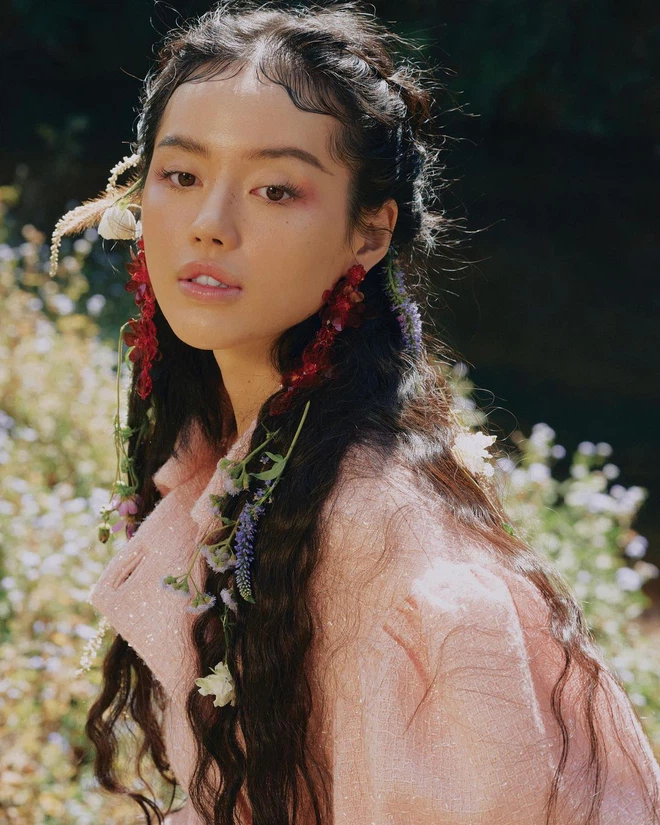 Sống mũi thanh tú cộng với đôi môi dày mọng nước khiến cả Khánh Linh và Song Hye Kyo trông giống nhau khi có cùng một tone trang điểm.