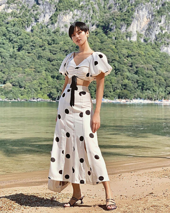 Nhiều fan còn chú ý rằng, ở thời điểm hiện tại gương mặt của Khánh Linh đã đầy đặn hơn chính cô hồi cuối năm ngoái khi xuất hiện trong một bữa tiệc với Tiên Nguyễn.